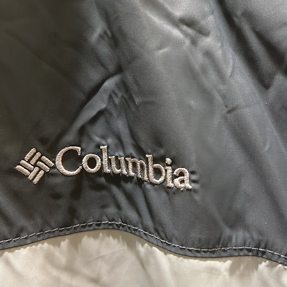 NWOT Columbia Gray athletic windbreaker with Hoodie. - Picture 4 of 15